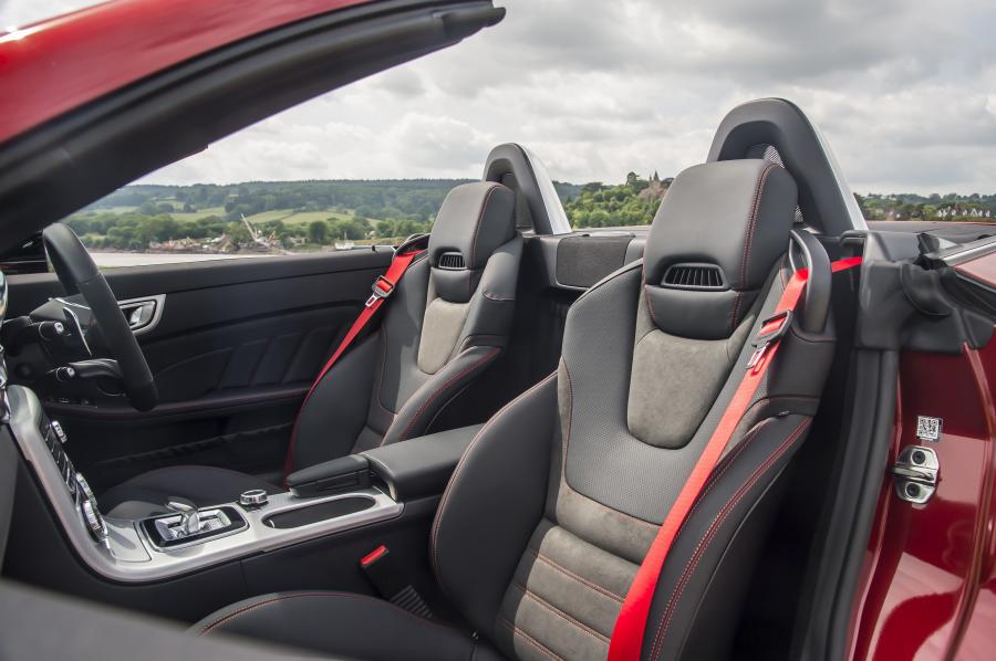 Интерьер Mercedes-AMG SLC43 2016 года  (UK) (фото 8 из 30)